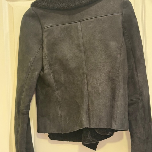 Vince 100% Lamb Shearling jacket. Gorgeous. Best for sizes 0-4. - Picture 5 of 6